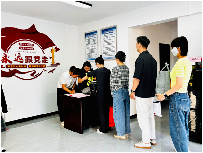 黨團(tuán)聯(lián)建獻(xiàn)愛心 紅色物業(yè)傳溫情